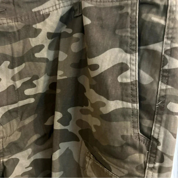 George Men’s At The Knee Cargo Shorts Green Camo 10” Inseam Size 44 NWT - Picture 6 of 7